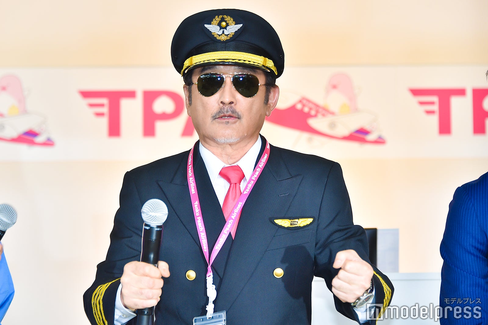 コックピットの操縦を再現する吉田鋼太郎 （C）モデルプレス