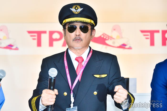 コックピットの操縦を再現する吉田鋼太郎 (C)モデルプレス