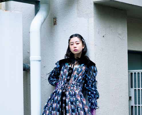 SUMIRE、美脚チラリ “ロマンティック”テーマのエッジーなスタイリング披露