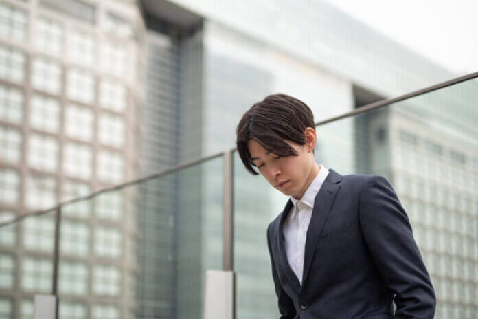あまのじゃくな態度を取り、あとで後悔する