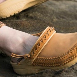 「クロックス × ジャーナル スタンダード」の初コラボレーション!ボヘミアンな気分をまとった1足が誕生