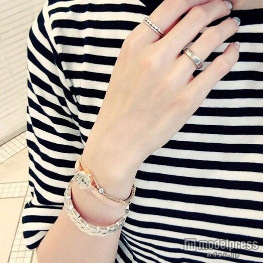 ローズゴールドの腕時計とシルバーでコーデをグレードアップ！