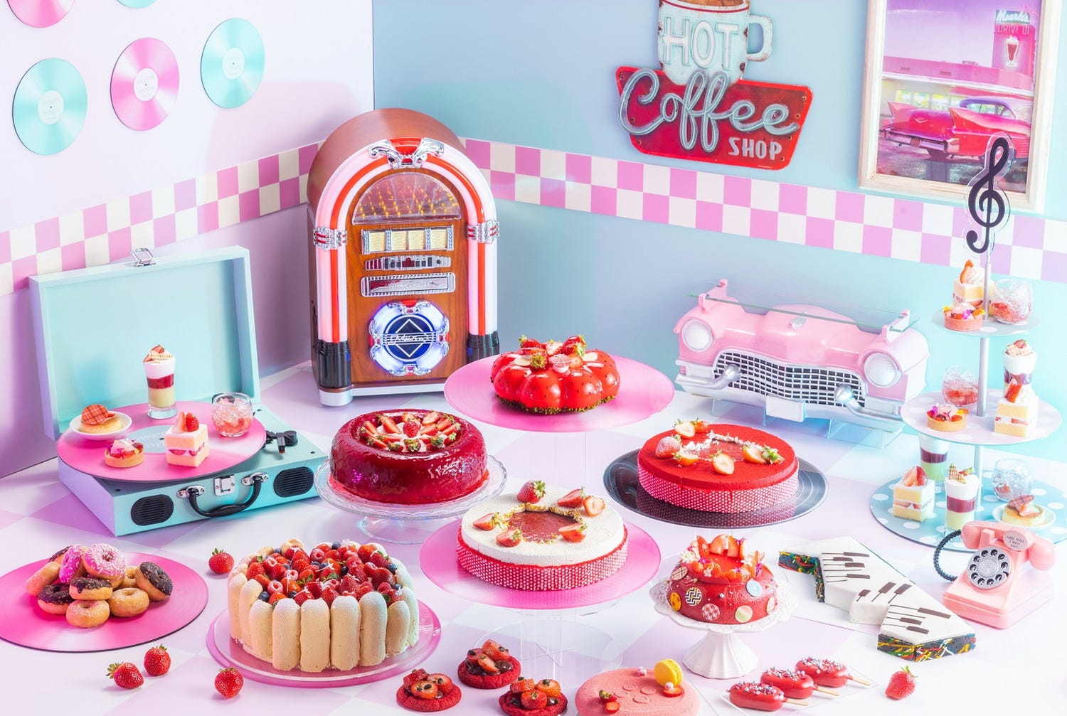 ヒルトン大阪でストロベリースイーツビュッフェ、鍵盤や花柄モチーフに“50sレトロ”表現