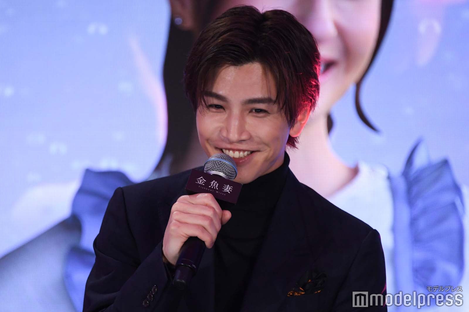 心理テストの結果に笑みを浮かべる岩田剛典 （C）モデルプレス