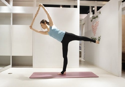 おへその向きを外側へ。少々ハードなワークですが10～15秒キープ。