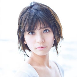 “今にも脱ぎそう”なCMで話題の美女・吉崎綾にドキッ 美谷間あらわなオトナの透明感