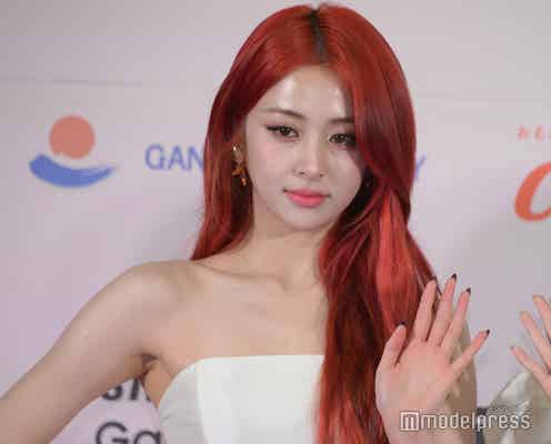 LE SSERAFIM・HUH YUNJIN、黒髪&Y2Kアクセサリーで大胆イメチェン 新たな魅力に称賛の声