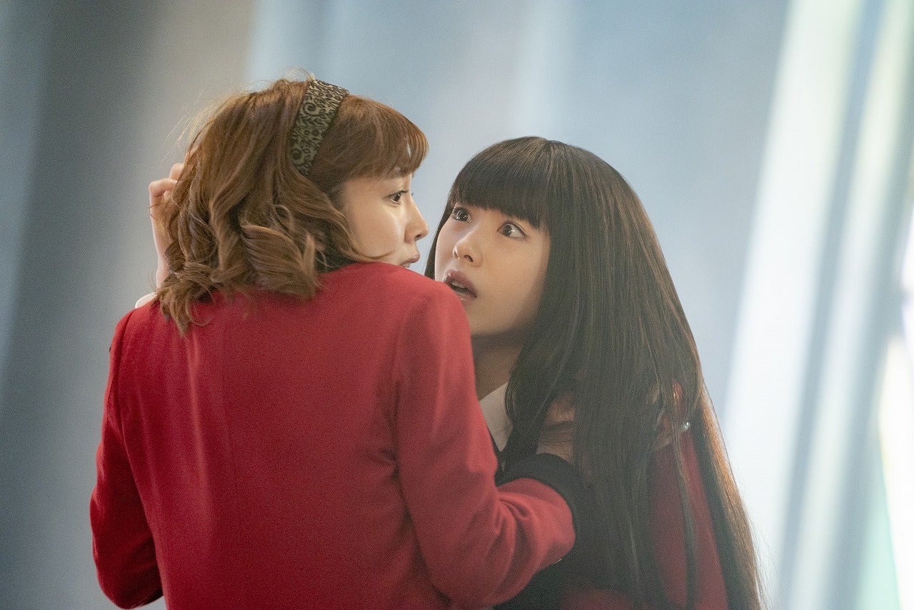 松田るか、浜辺美波（C）2019 河本ほむら・尚村透／SQUARE ENIX・ドラマ「賭ケグルイ2」製作委員会 ・MBS
