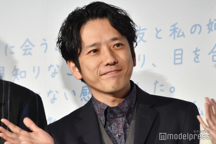 元気に歩く大野智と遭遇した二宮和也(C)モデルプレス