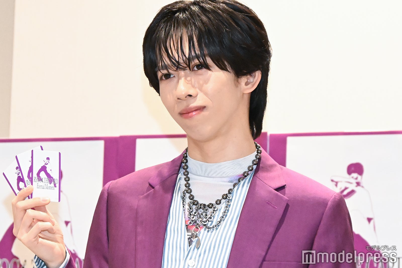 超特急リョウガ、一般通行人としてニュース出演 “秋バテ”再現ショットをカード化「知らないところで取り上げられた」【RYOGA THE CARD 〜Eternal Moment〜】