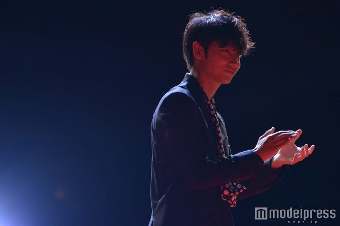 早くも山田の誕生日を祝い始める綾野剛(C)モデルプレス