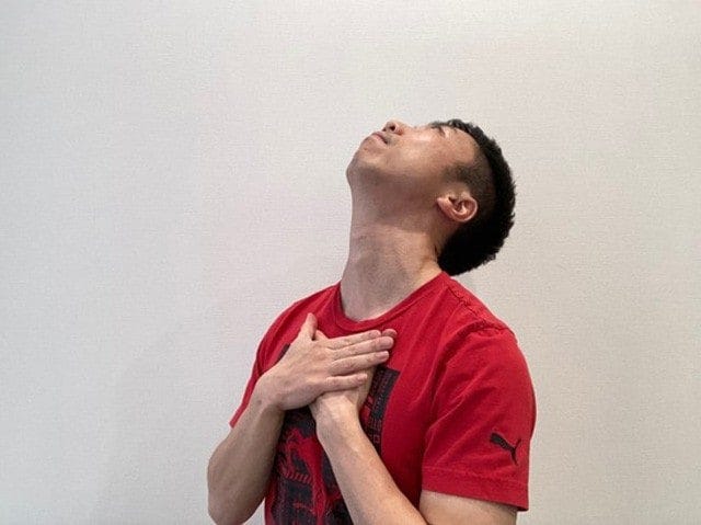 口を結んだまま上を向く