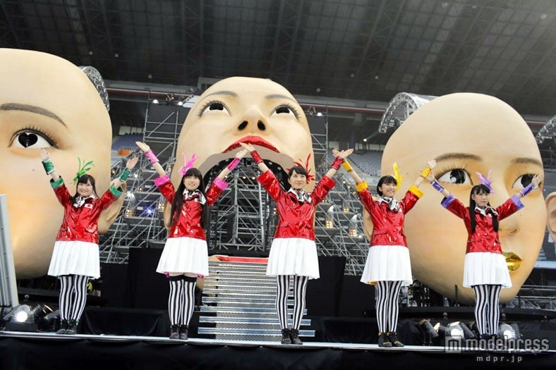 巨大なフェイスオブジェは、口が開いたり回転したり煙や光を放つなど多彩な演出を魅せた。（Photo by 上飯坂一+Z）