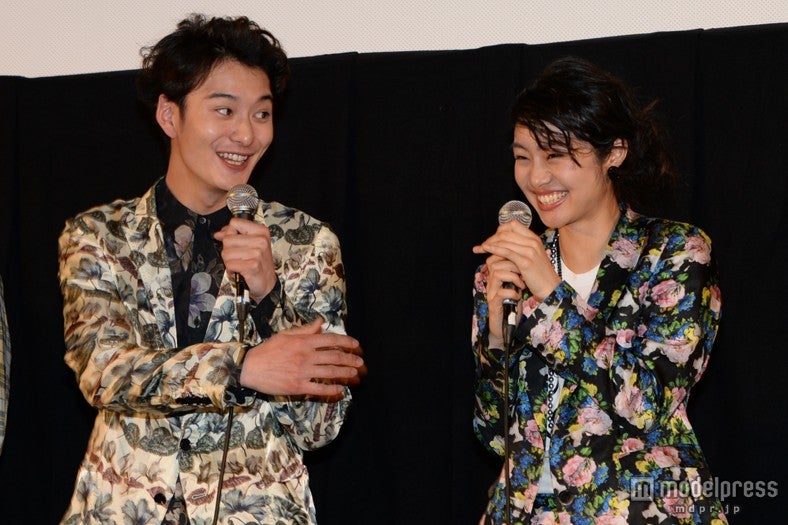 お互いに笑い合う岡田将生、忽那汐里【左から】