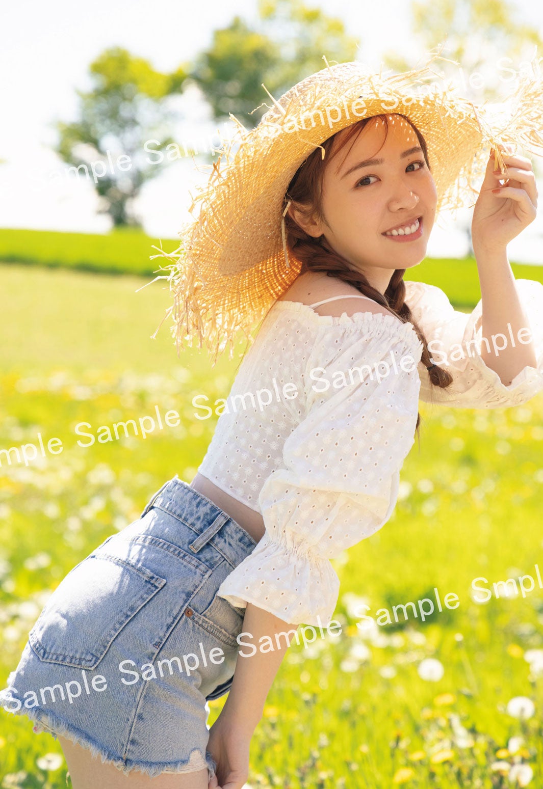 渡辺みり愛1st写真集「消極的な華やかさ」封入特典ポストカード／（撮影：彦坂栄治）