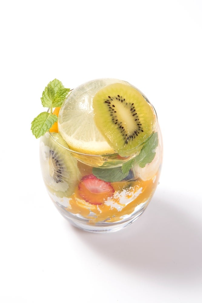 フルーツで彩る花火パフェ1,280円（C）2017「打ち上げ花火、下から見るか？横から見るか？」製作委員会