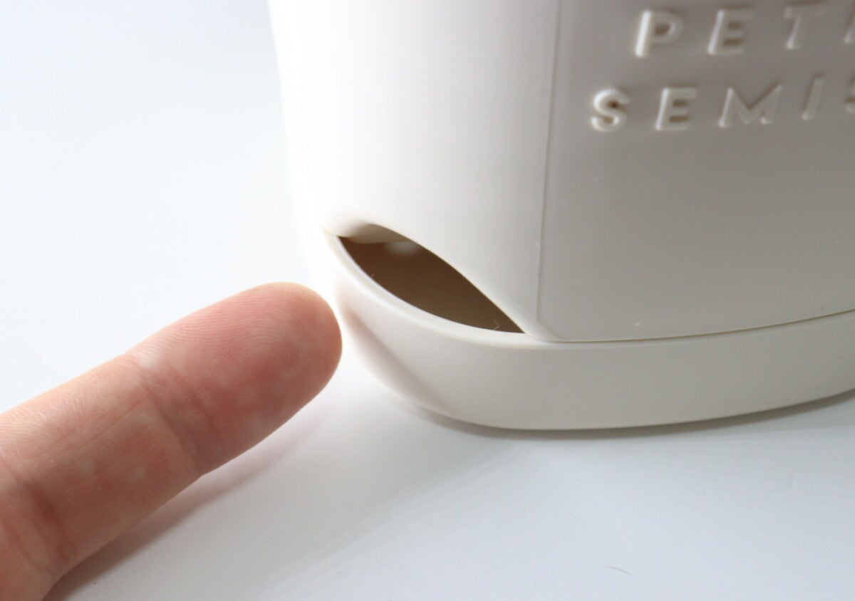 穴がいい仕事してくれます！大惨事を防げる100均の園芸グッズ