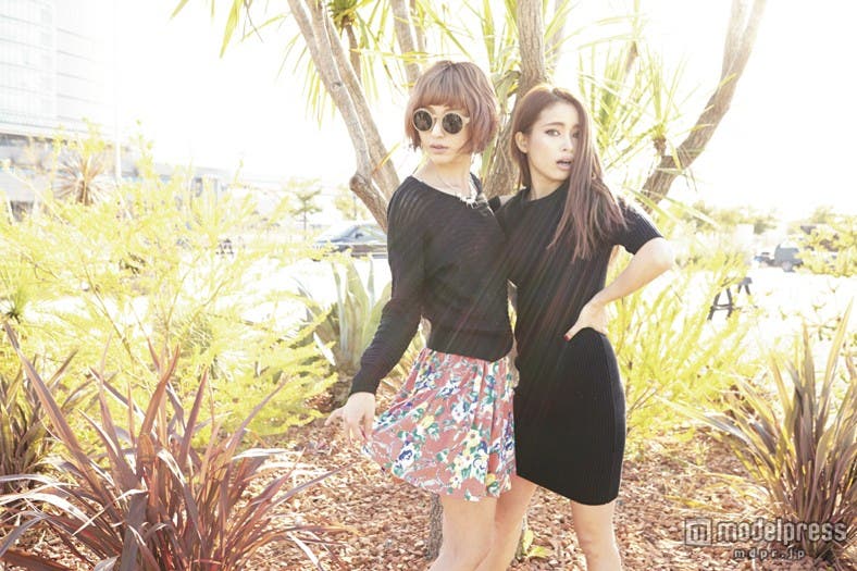 90年代ポップスタイルでレトロかつ遊び心のあるセクシースタイルを提案/モデル:izu、尾崎紗代子