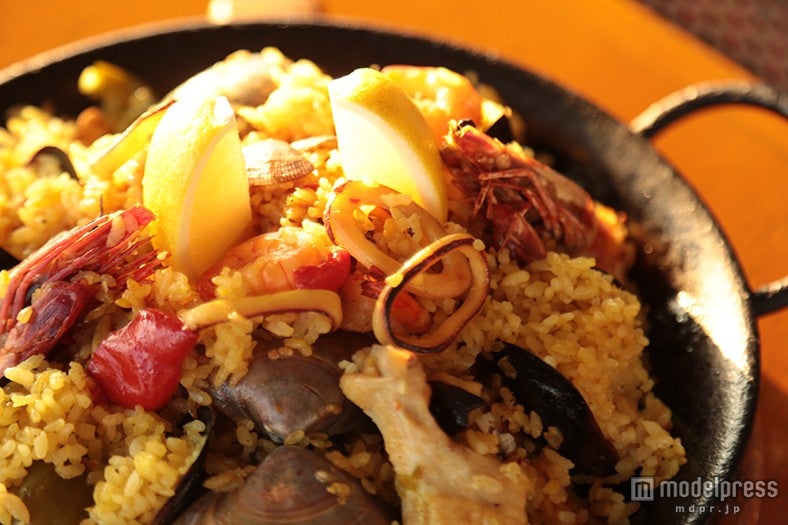 「炊き込みご飯スペイン風」（2人前）5148円／見た目はパエリアだが炊き込んで作る手法の為、ご飯がふわふわで味もしっかり染み込んでいる