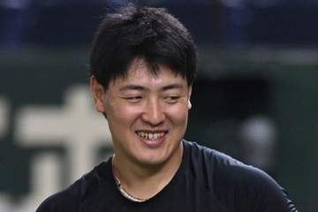 岡本和真 ブ軍が球場入りの私服公開 肩掛けカバンにオシャレなチャームも スプリンガーがめちゃさわやか 試合は約2時間遅れで開始へ