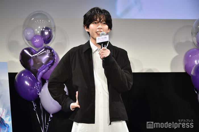 家のポストに配達物をためすぎてまとめて持って帰る長尾謙杜(C)モデルプレス