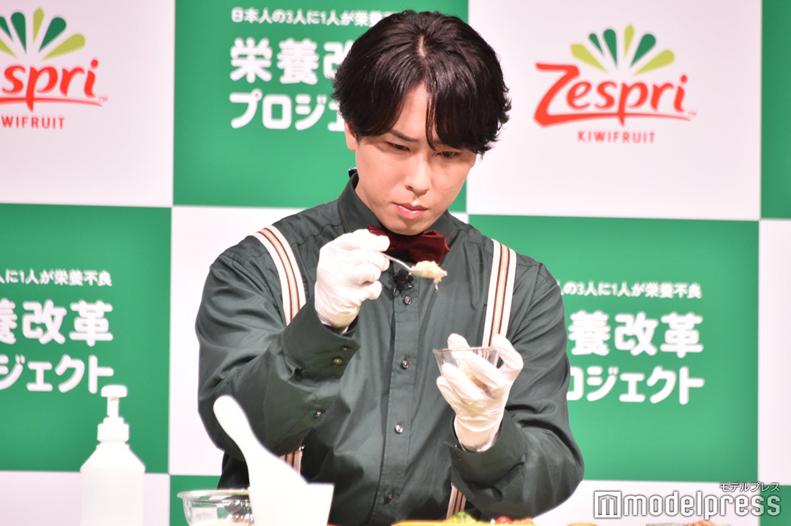 「スプーンを持つ手が綺麗」と褒められると「スプーンは、持ち慣れています」と凛々しい顔を見せた宮舘涼太（C）モデルプレス