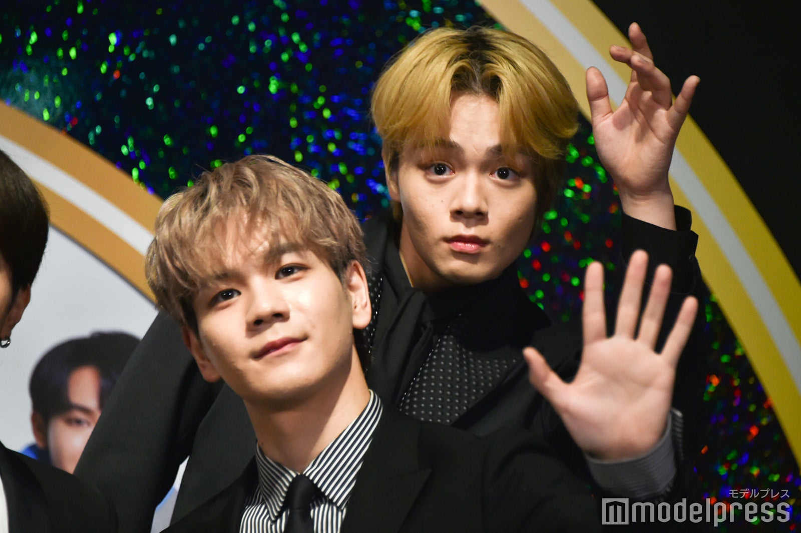 息ぴったりにポーズを決める豆原一成、鶴房汐恩 （C）モデルプレス