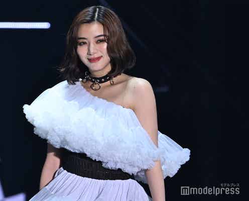 池田エライザ、美背中際立つ変形デザインのワンショルドレス姿【TGC2025S/S】