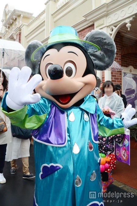 雨の日だけに会える衣装のミッキー＆ミニーも存在する／東京ディズニーランド