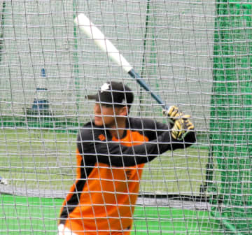 両股関節からの復帰目指す巨人・吉川「みんなの顔を見られたので、また頑張ろうと」 G球場で1軍メンバーと再会