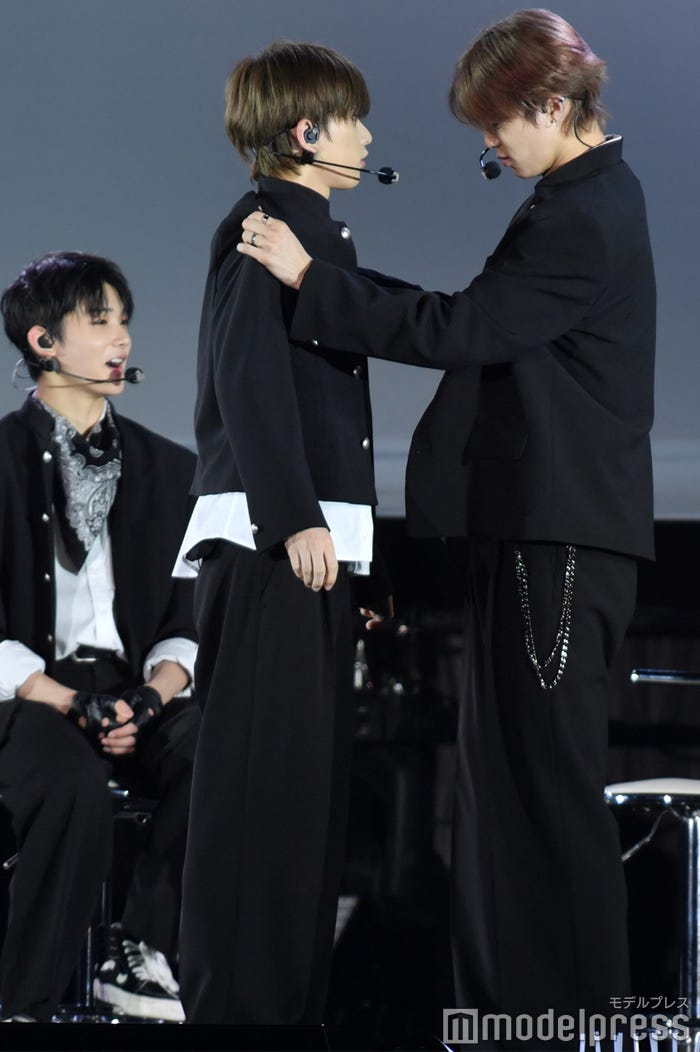 HARUAの着替えを手伝うK(NICHOLASのモノマネ実演中)(C)モデルプレス