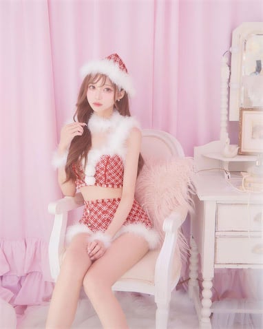 あやちゃん、S字くびれ＆美脚きわ立つクリスマスコスプレ姿を披露「すごくセクシー」 - モデルプレス