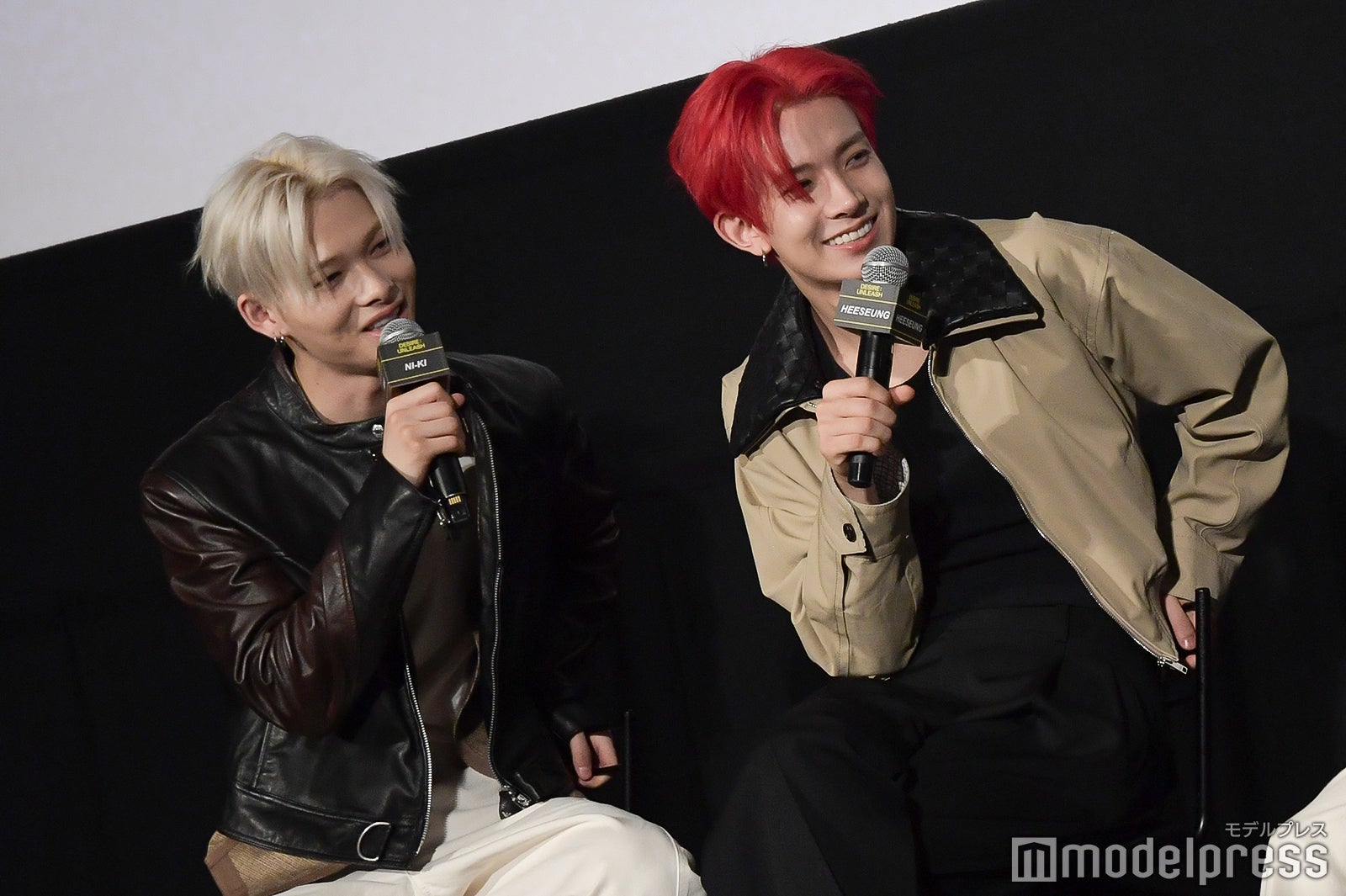 笑顔で話を聞くNI-KI（ニキ）、HEESEUNG（ヒスン）（C）モデルプレス