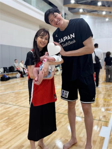 久慈暁子、生後5カ月の愛娘が「はじめてのバスケ観戦」パパ・渡邊雄太の活躍を見守る