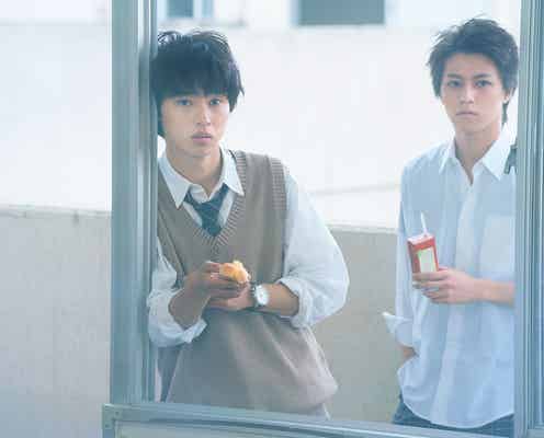 山崎賢人、視線の先には“気になる子” 超特急・松尾太陽と等身大の昼休み