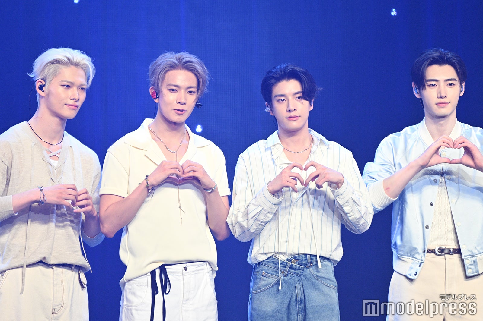 ハートポーズのNI-KI（ニキ）、HEESEUNG（ヒスン）、JAKE（ジェイク）、SUNGHOON（ソンフン）（C）モデルプレス