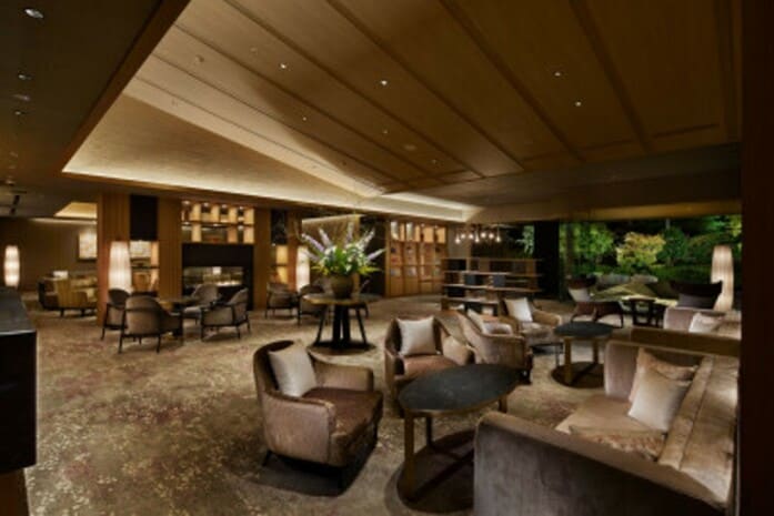 暖炉に火が灯る夜のティーラウンジ