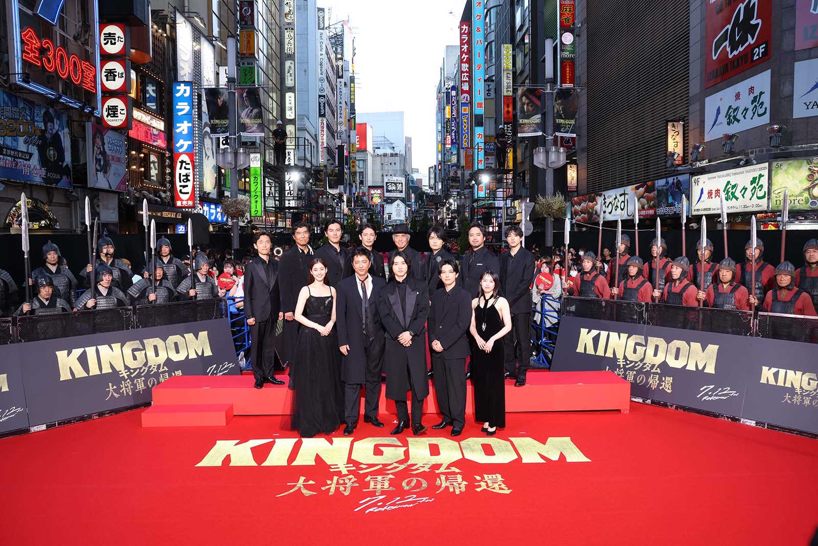 （後列左から）佐藤信介監督、高嶋政宏、要潤、玉木宏、佐藤浩市、岡山天音、三浦貴大、山田裕貴（前列左から）新木優子、大沢たかお、山崎賢人、吉沢亮、清野菜名（提供写真）