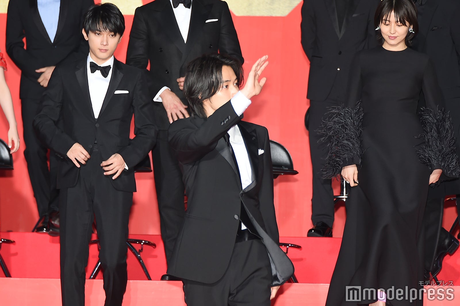 観衆に手を振る山崎賢人（C）モデルプレス