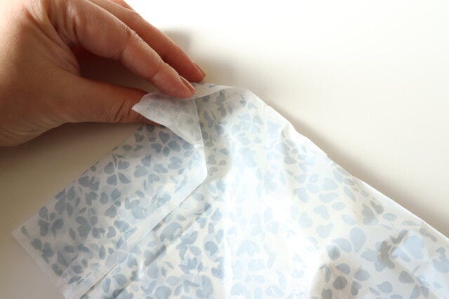 テープ付き携帯ポリ袋　封をする