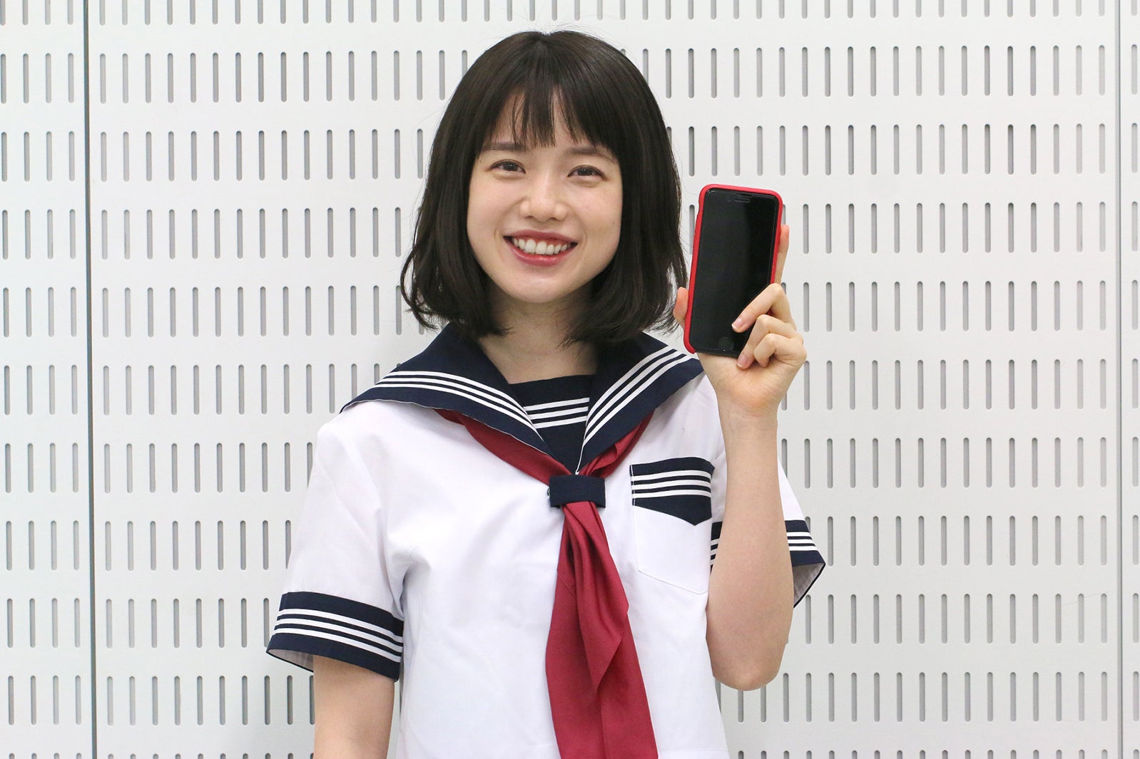 弘中綾香アナ「TikTok」挑戦 セーラー服＆ナース姿も披露 - モデルプレス