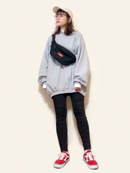 ベージュキャップにグレーのスウェット、赤のVANSスニーカーを合わせたコーデ