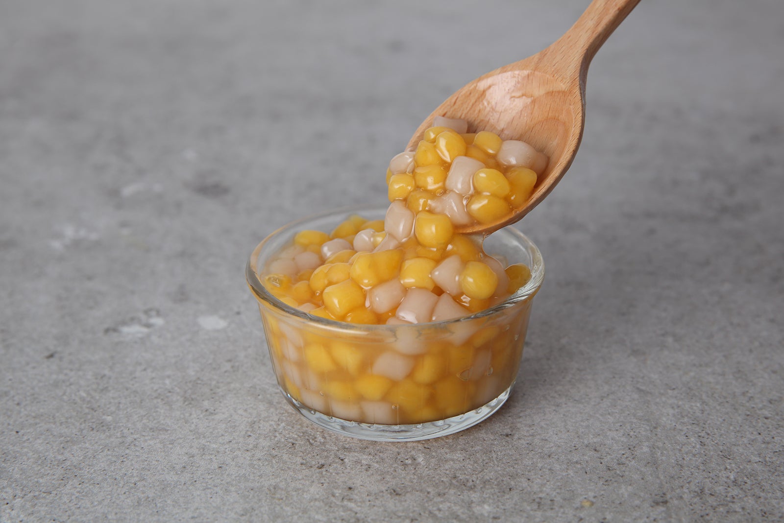 タロイモボール（¥100）／画像提供：ベイクルーズ