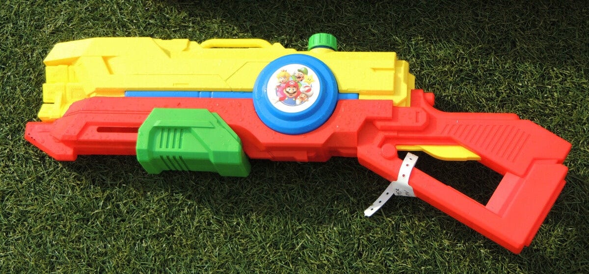 水かけに必須のアイテム、ウォーターシューター 3500円。「ユニバーサル・スタジオ・スーベニア」などで販売