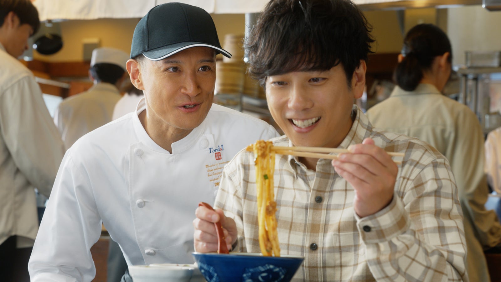 松岡昌宏＆二宮和也、テレビCM初共演 丸亀製麺×松岡共同開発メニューを豪快に味わう「ガツンとした味わいで食べ応えのある一杯」