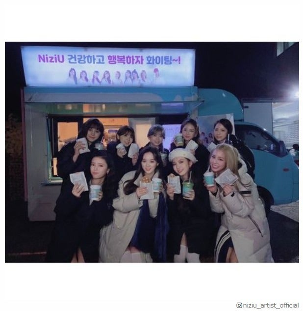 2PMジュノ、“後輩”NiziU撮影現場にコーヒーカー差し入れ オフショット公開