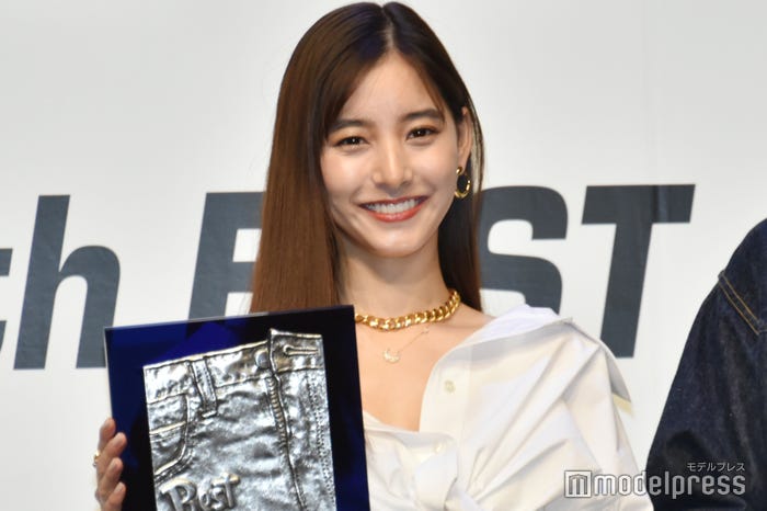 ロングヘアの新木優子(C)モデルプレス