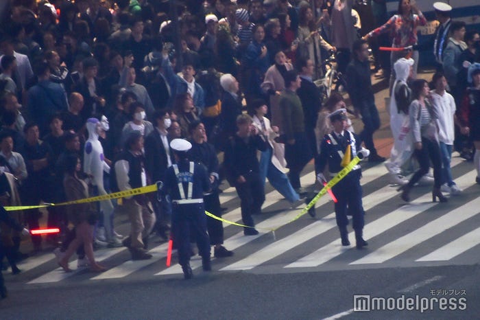 警察官が厳重警備/2018年10月31日午後18時50分頃撮影 (C)モデルプレス