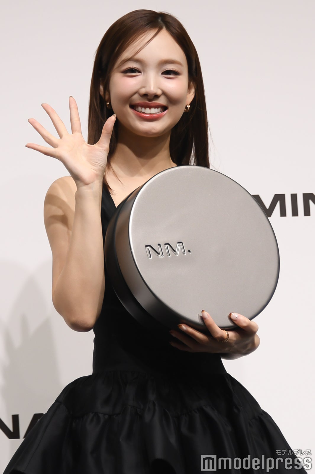 降壇ギリギリまで手を振ってくれるナヨン（C）モデルプレス