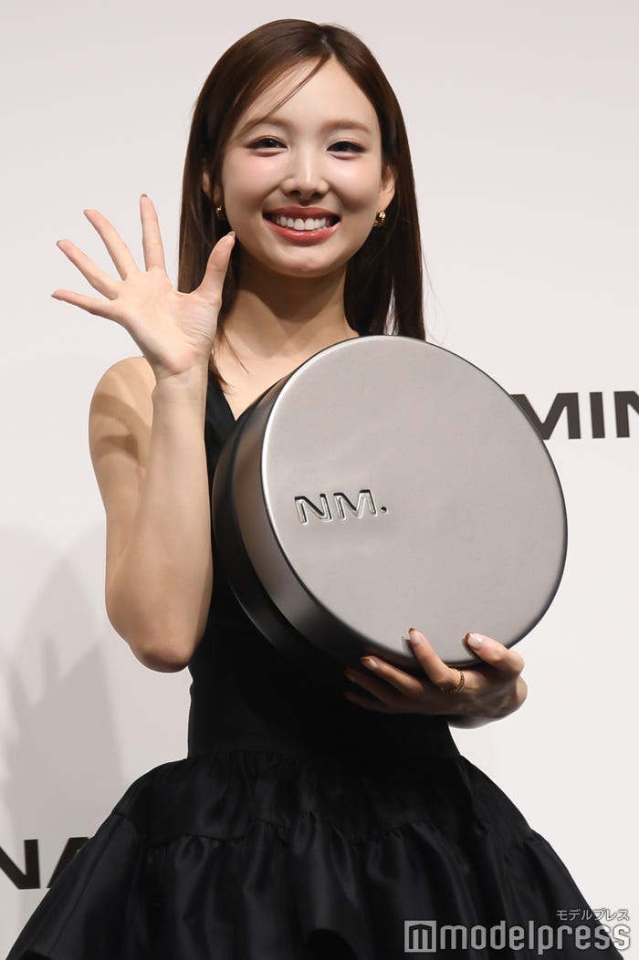 降壇ギリギリまで手を振ってくれるナヨン(C)モデルプレス